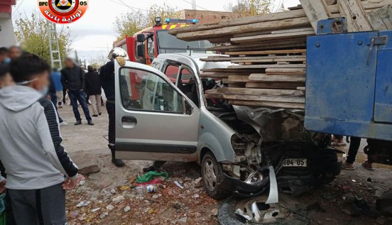 باتنة.. وفاة شاب في اصطدام بين سيارة وشاحنة بدائرة تازولت