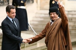 بارون سلاح يعترف.. سلمت 5 ملايين أورو منحها القذافي في 3 حقائب إلى ساركوزي