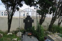 الرئيس فرانسوا هولاند يقف وقفة ترحم بالمقبرة المسيحية لبولوغين