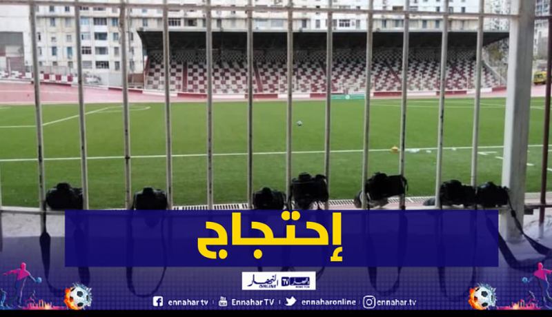 المصورون يحتجون على ظروف العمل بملعب 20 أوت