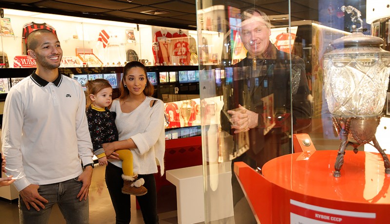 بالصور.. إبنة وزوجة هني يصنعان الحدث في موسكو