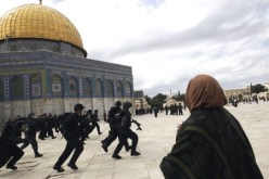 جنود الاحتلال يقتحمون المسجد الأقصى ويرفعون  العلم الإسرائيلي مقابل قبة الصخرة