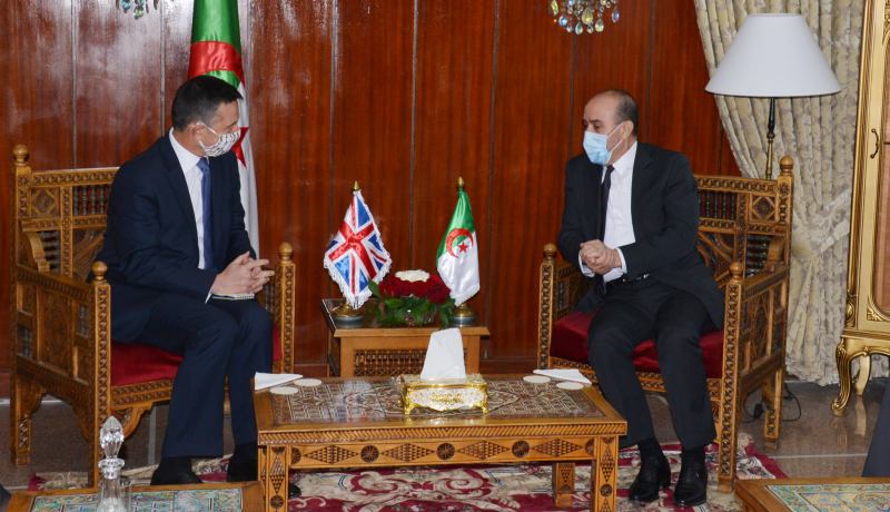 السفير البريطاني يُؤدي زيارة وداع لوزير الداخلية