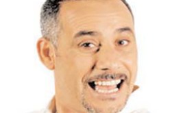محبّو الشاب خالد‮ ‬يطردون عبد القادر السيكتور من المنصة في‮ ‬وهران ‮ ‬