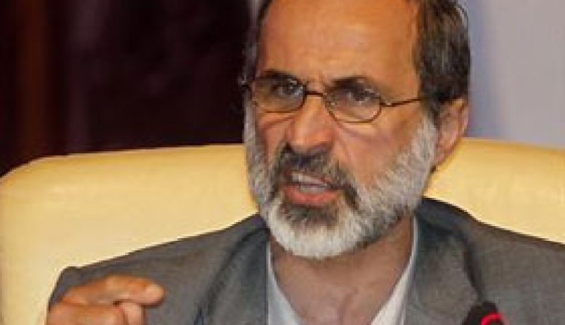 معاذ الخطيب يدعو طهران للمساعدة في استعادة الاستقرار بسوريا