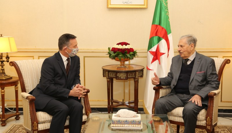 السفير البريطاني يُؤدي زيارة وداع لقوجيل