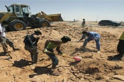 استخراج 163 جثة لمقاتلين بمقبرة جماعية غرب بنغازي بليبيا