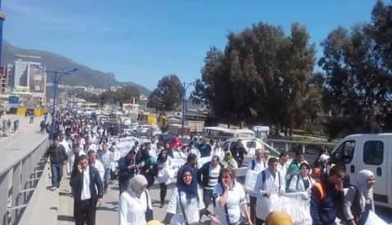 الأساتذة المتعاقدون يشنّون الحرب على بن غبريت
