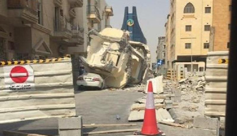بالصور سقوط مأذنة أحد المساجد على عدد من المركبات بالسعودية