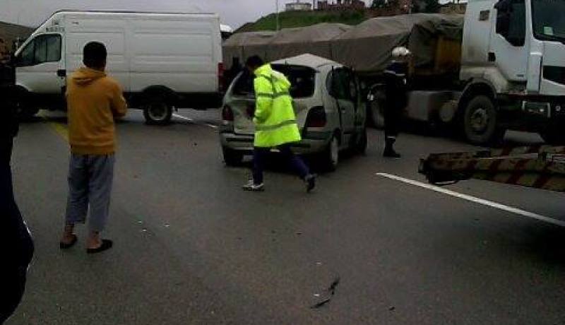 قتيل و16 جريح في حادثين مرور منفصلين في المسيلة