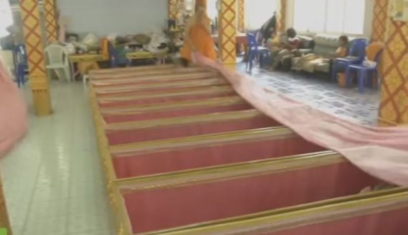 بالفيديو.. شاهد البوذيين في بانكوك كيف يطهرون أنفسهم الأشياء السلبية