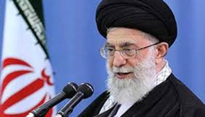 خامنئي يصدر فتوى بتحريم المحادثات الإلكترونية بين الرجل والمرأة