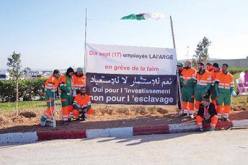 نكاز في زيارة إلى معسكر لإجراء وساطة بين العمال و إدارة مصنع الإسمنت