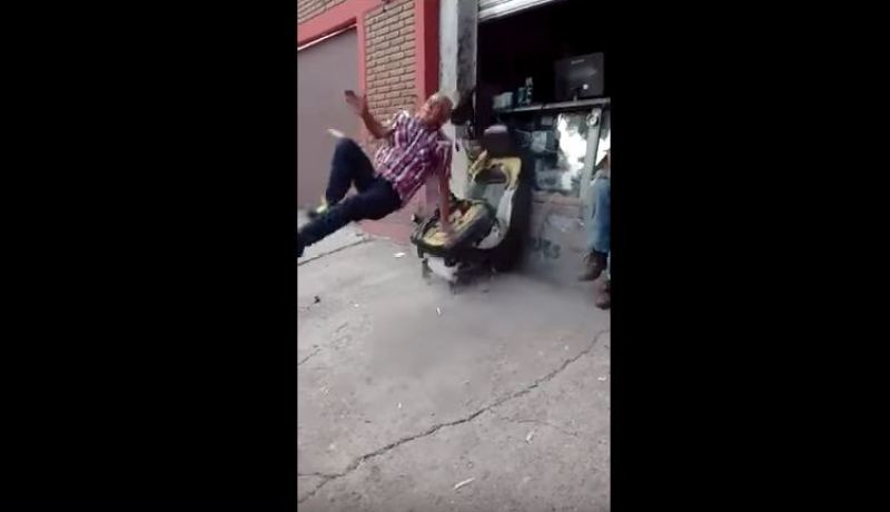 بالفيديو شاهد رد فعل شيخ بعد مزحة ثقيلة رمته على الأرض