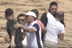 بالفيديو..ظافر العابدين يعتدي على رامز جلال وفريق العمل يتدخل لإنقاذه