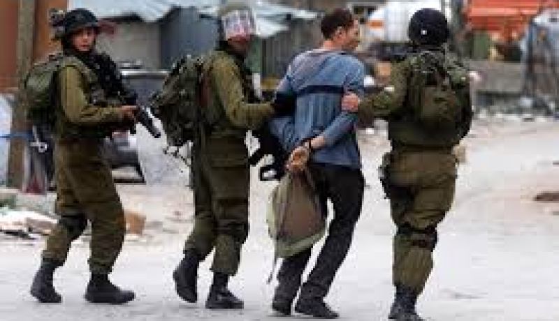 قوات الاحتلال الاسرائيلي تعتقل 12 فلسطينيا بالضفة الغربية