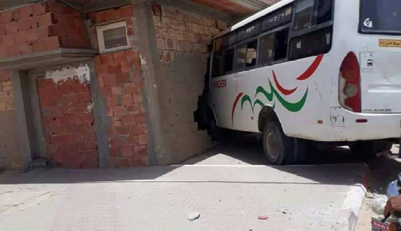بالصور.. حادث إصطدام حافلة بمسكن عائلي في تقرت