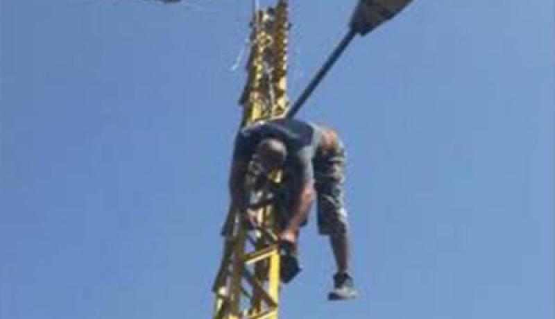 مصــــــــرع شــــــــاب بصعقــــــــة كهربائيــــــــة فــــــــي بسكــــــــرة