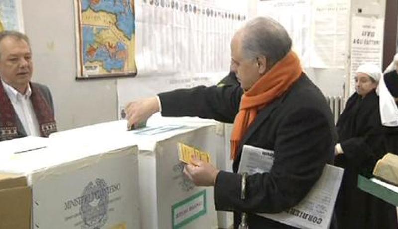 الناخبون في ايطاليا يصوتون في اليوم الثاني من الاقتراع
