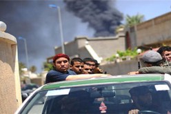 غارات على طرابلس والقذافي يغري الحلف بالنفط