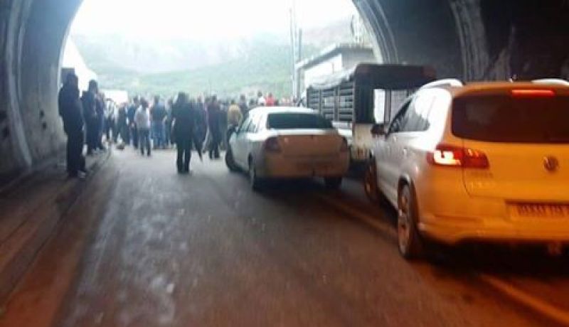 متظاهرون يغلقون نفق خرّاطة في بجاية