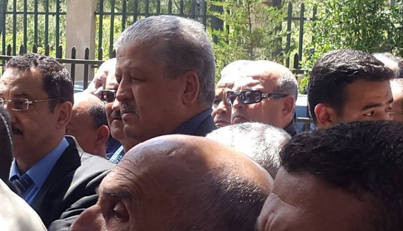 بالصور سلال ولعمامرة في جنازة الشيخ بوعمران