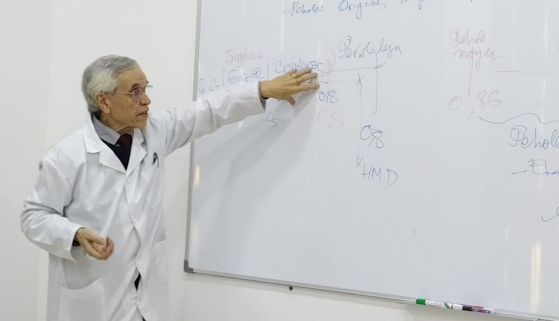 الوزير شيتور يقدم الدرس الثاني في الهندسة الكيميائية عبر البث المباشر