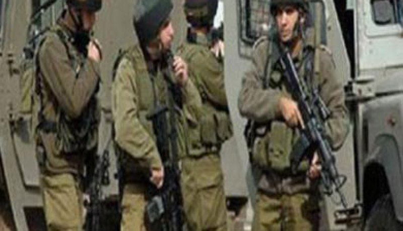 الجيش الإسرائيلي يقتحم مقر فضائية خاصة ويعتقل مديرها في الضفة الغربية