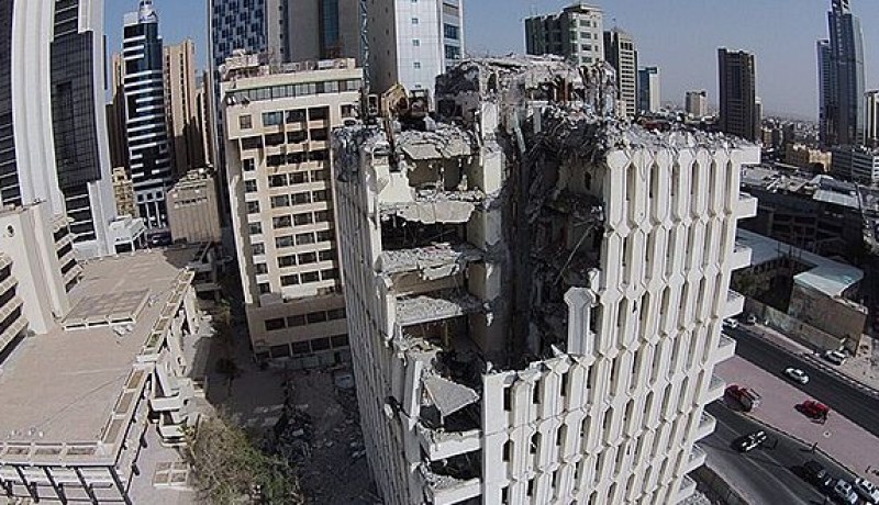 بالصور انهيار مبنى سكني في الكويت