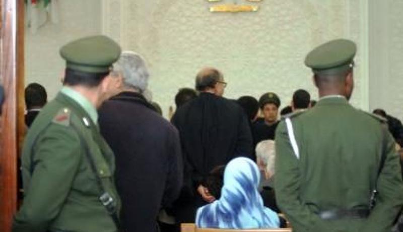 شرطي يطلق النار على مواطنين حاولوا اقتحام منزله