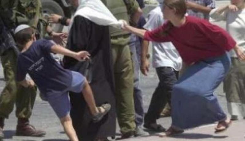مستوطنون يهود يهاجمون مركبات الفلسطينيين جنوب مدينة نابلس بالضفة الغربية