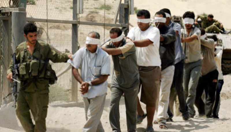 اصابة عشرات من المتظاهرين المساندين للاسرى الفلسطينيين بحالات اختناق في الضفة الغربية