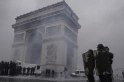 مواجهات عنيفة بين آلاف المحتجين والشرطة وسط شوارع باريس