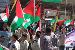 الفلسطينيون ينظمون مسيرة تضامنية مع أسرى الاحتلال بالضفة العربية