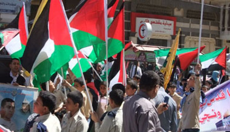 الفلسطينيون ينظمون مسيرة تضامنية مع أسرى الاحتلال بالضفة العربية