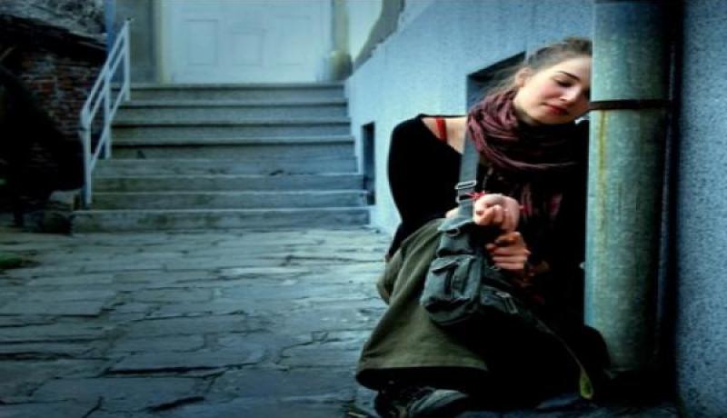 على الرغم من أني ضحيت بالغالي والنّفيس لأجله إلا أنه يحمّلني مسؤولية خلعي لوالده