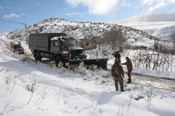 بالصور.. الجيش يواصل التدخل لفك العزلة وتموين السكان بسبب تساقط الثلوج