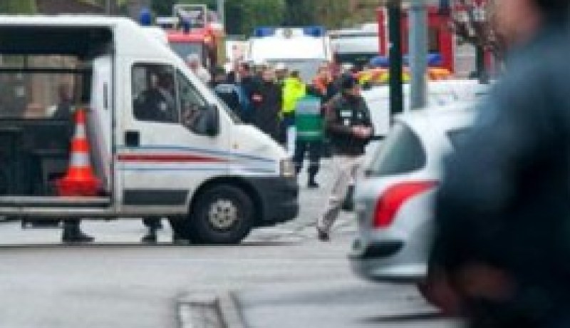مسلح متطرف يحتجز رهائن في مصرف في فرنسا