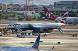 حريق في طائرة بوينغ 777 على مدرج بمطار في لاس فيغاس