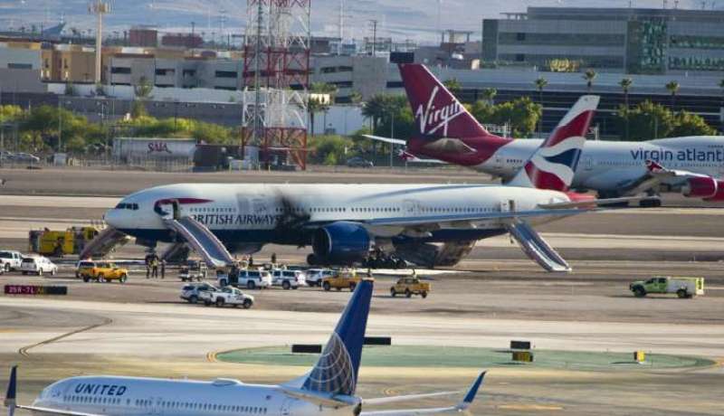 حريق في طائرة بوينغ 777 على مدرج بمطار في لاس فيغاس