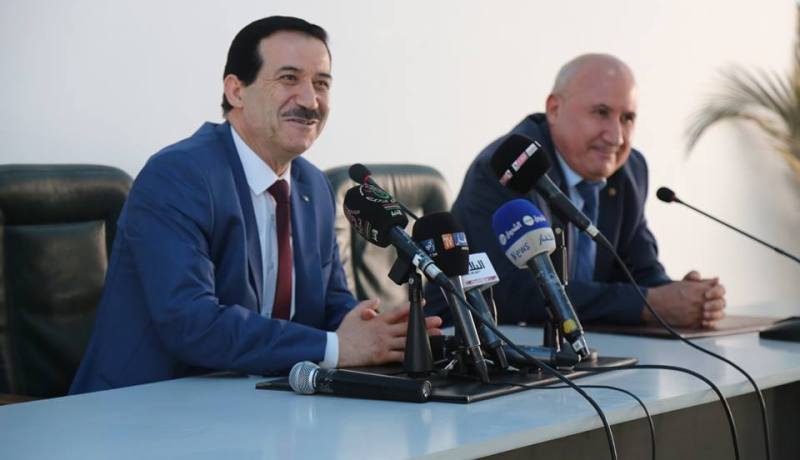 فيديو عمر غول يغادر وزارته السابقة بصور السلفي