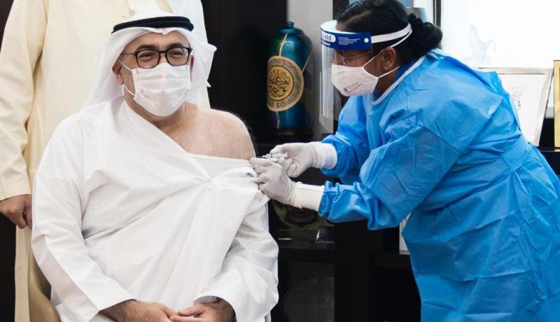 وزير الصحة الإماراتي يتلقى الجرعة الأولى من لقاح كورونا