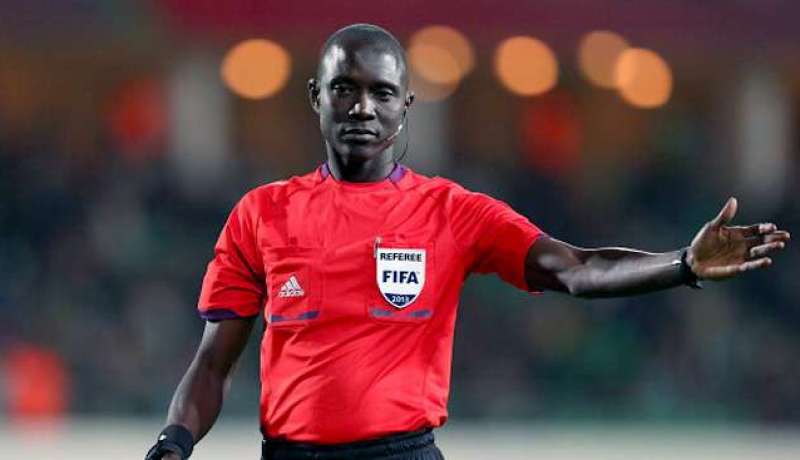 الحكم الغامبي باكاري بابا غاساما يدير اياب النهائي بين اتحاد الجزائر و تي بي مازمبي