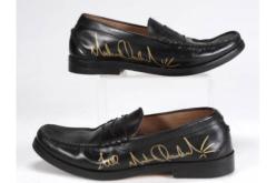 حذاء ملك البوب مايكل جاكسون يثير بلبلة