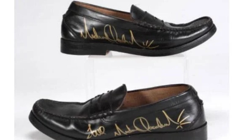 حذاء ملك البوب مايكل جاكسون يثير بلبلة