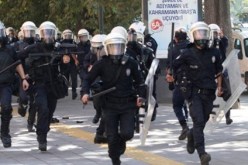 اعتقال 40 امرأة في إزمير واسطنبول أثناء احتجاجات ضد الحكومة