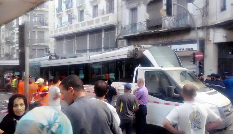 بالفيديو اصطدام ترامواي بمحلات تجارية بعد إنحراف عن مساره في وهران