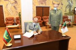 رئيس الأركان العامة للجيوش الموريتانية يوقع على السجل الذهبي للمدرسة الوطنية للصحة العسكرية