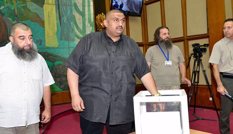 طليبة يهدي جوازي سفر للحجّ لعامل وعاملة نظافة