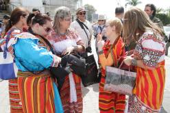 بالصور نساء قبائليات في مسيرة للدعوة إلى لبس الفستان التقليدي في الحياة اليومية